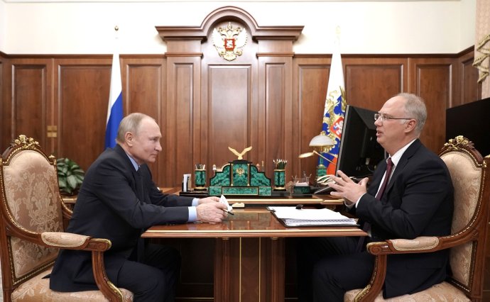 Naposledy 2. dubna se ruský prezident Putin sešel s generálním vývozcem vakcíny Sputnik V po celé planetě, ředitelem Fondu přímých investic Dmitrijevem. Foto: kremlin.ru