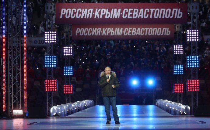 Bez jakékoliv ochrany vystoupil ruský prezident Putin na slavnostním koncertu u příležitosti 7. výročí připojení Krymu k Rusku na moskevském stadionu v Lužnikách. Bylo to šest dní před tím, než se nechal naočkovat první dávkou. Foto: kremlin.ru