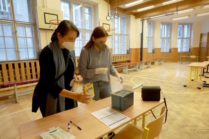 Příprava jednoho z testovacích míst na pražské ZŠ Brána jazyků. Foto: Ludvík Hradilek, Deník N