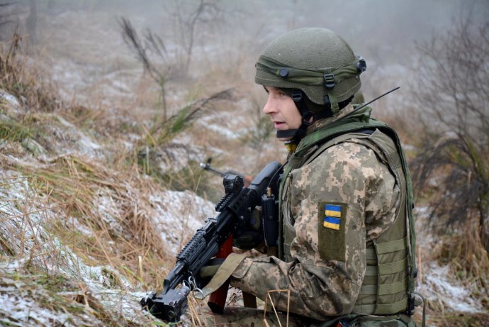 Ukrajinští vojáci na jednom z mezinárodních cvičení, na nichž se podílejí státy NATO. Ukrajinci se snaží, aby jejich ozbrojené síly fungovaly podle prověřených standardů Aliance. A v něčem alianční přístup i vylepšili. Foto: Ministerstvo obrany Ukrajiny