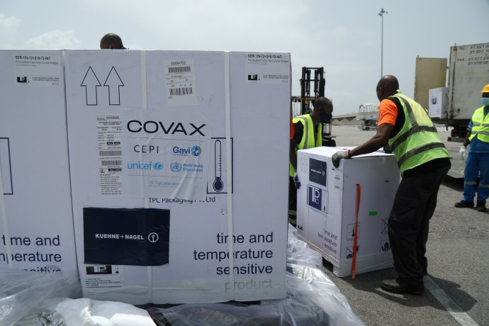 Vykládka první dodávky vakcín proti covidu-19 na Pobřeží slonoviny v rámci mezinárodního programu Covax – vakcíny AstraZeneca. Abidžan, 26. února 2021. Foto: Luc Gnago, Reuters