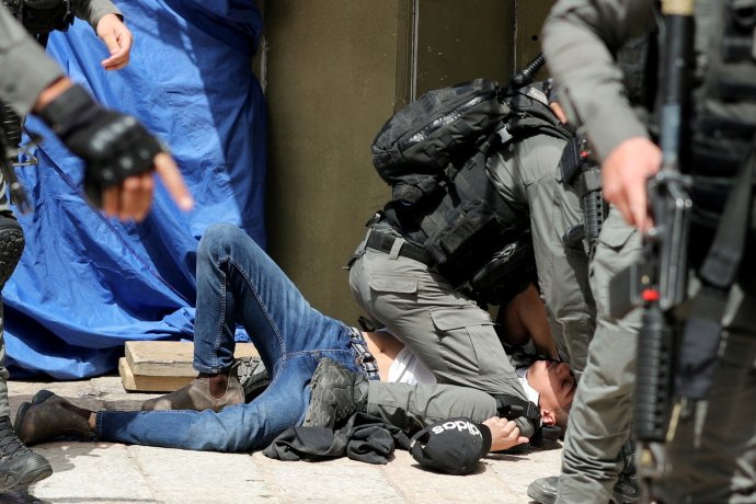 Izraelská policie zasahuje proti muži během násilí u jeruzalémské Chrámové hory významné pro židy i muslimy. Foto: Ammar Awad, Reuters