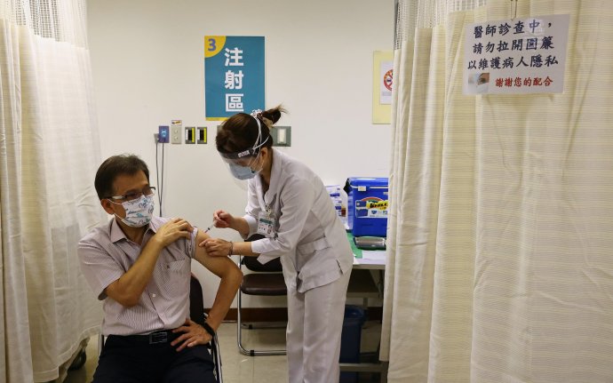Očkování zdravotníků v jedné z nemocnic v Nové Tchaj-peji. Tchaj-wan zatím očkuje pouze AstraZenekou, v červnu však počítá s dodávkou vakcín od Moderny a v červenci s domácí vakcínou, která je nyní v poslední fázi klinických testů. Foto: Ann Wang, Reuters