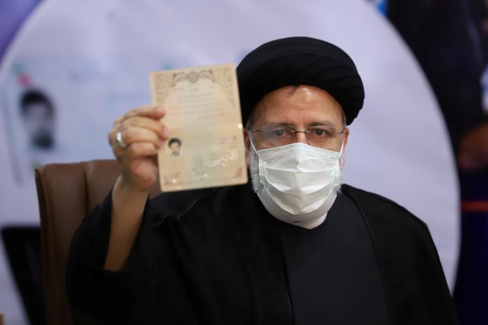Nový íránský prezident, konzervativec a dosavadní předseda Nejvyššího soudu Ebrahím Raísí ukazuje své doklady při květnové registraci k volbám na ministerstvu vnitra v Teheránu. Foto: Madžíd Asgaripúr, WANA/Reuters