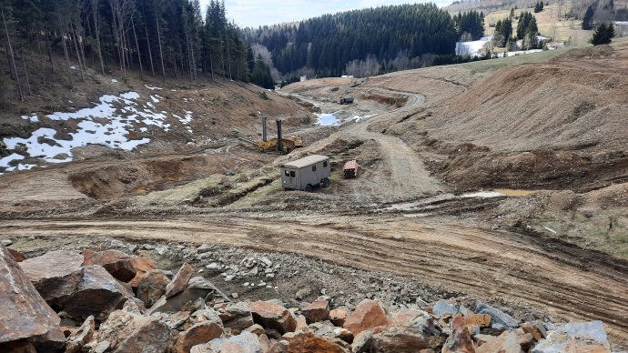 Stavba přehrady u horského střediska Paprsek na Šumpersku nenávratně zničila přírodu na ploše nejméně dvou hektarů. Foto: Jan Moláček, Deník N