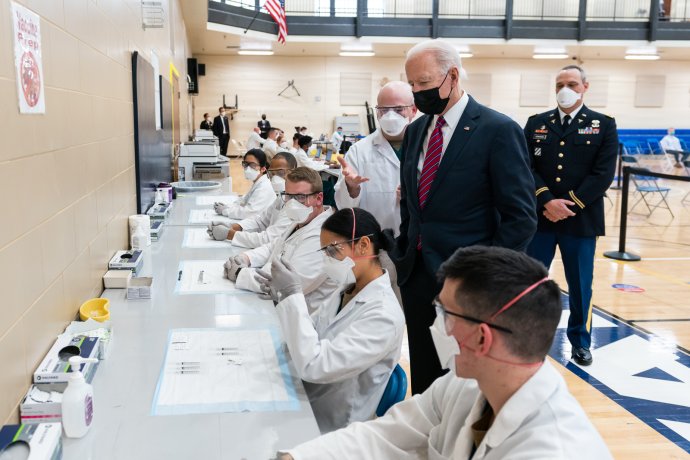 Americký prezident Joe Biden sleduje přípravu dávek vakcíny v nemocnici Waltera Reeda, kde se s covidem léčil i Donald Trump. Právě jeho příznivci patří mezi výraznou skupinu odmítačů očkování, kteří nejspíše znemožní USA, aby dosáhly brzké kolektivní imunity prostřednictvím očkování. Foto: Adam Schultz, Bílý dům
