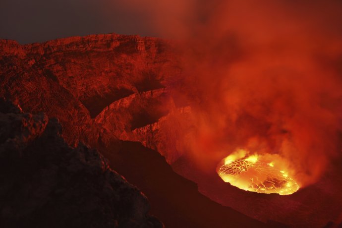 Nyiragongo nad Gomou. Neklidná hora pohání hned několik druhů potenciální zkázy. Foto: Adobe Stock.
