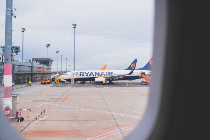 Boeing společnosti Ryanair. Ilustrační foto: Nastya Dulhiierová, Unsplash