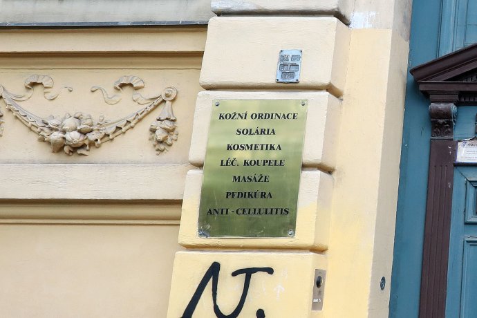 Nabídka na dveřích domu v pražské Bolzanově ulici. Foto: Ludvík Hradilek, Deník N