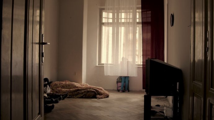 Dokumentární film Tomáše Hlaváčka Bydlet proti všem provází diváky po ubytovnách a plesnivých špeluňkách, aby jim ukázal, že bydlení je základní potřeba pro každého, i pro nejchudší lidi. Foto: Jeden svět