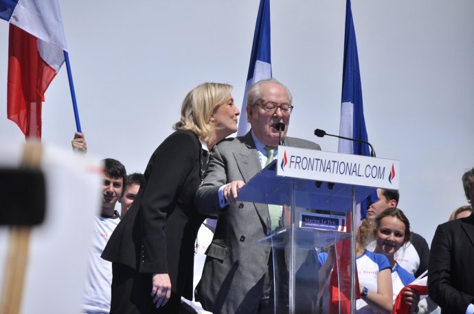Dcera Marine Le Pen s otcem Jeanem-Marie Le Penem na shromáždění Národní fronty v roce 2012. O tři roky později, kdy už stranu po něm převzala a vedla, dcera otce ze strany kvůli jeho názorům na druhou světovou válku vyloučila. Foto: Blandine Le Cain, Wikimedia Commons, CC BY 2.0