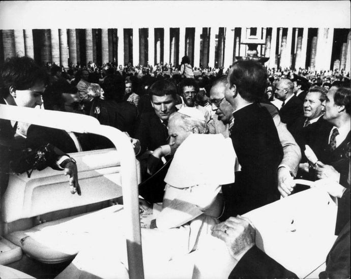 Jan Pavel II. klesá na Svatopetrském náměstí ve svém papamobilu pod výstřely z pistole tureckého teroristy Aliho Agci. Foto: ANZA / ČTK