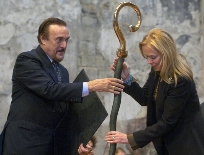 Philip Zimbardo převzal v roce 2005 v Praze cenu Nadace Dagmar a Václava Havlových Vize 97. Vpravo manželka bývalého prezidenta Dagmar Havlová. Foto: Michal Kamaryt, ČTK