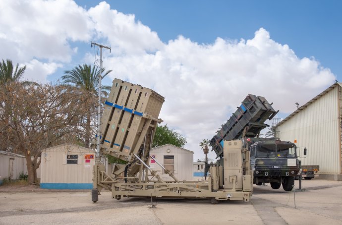 Izraelský obranný raketový systém Iron Dome (vlevo) a americký systém MIM-104 Patriot v Muzeu izraelského letectva v Hacerimu. Foto: VadimL, Adobe Stock