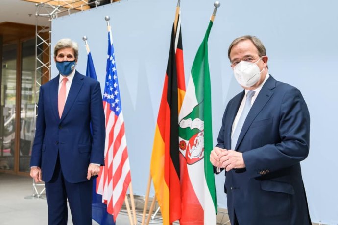 Lídr CDU a kandidát na kancléře Armin Laschet (vpravo) s vyslancem prezidenta USA pro otázky klimatu, exministrem zahraničí Johnem Kerrym 17. května 2021 v Berlíně. Foto: ArminLaschet, Facebook