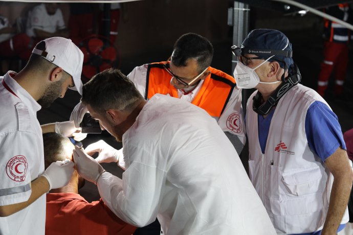 Pondělí 10. května 2021: zdravotníci MSF ve spolupráci s Červeným půlměsícem ošetřují Palestince zraněného v Jeruzalémě ještě před vypuknutím ostřelování. Foto: Tetiana Gaviuková, Lékaři bez hranic