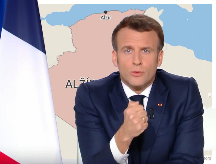 Francouzský prezident Macron na pozadí mapy Alžírska. Foto: úřad prezidenta, facebook.com/EmmenuelMacron, koláž Deník N