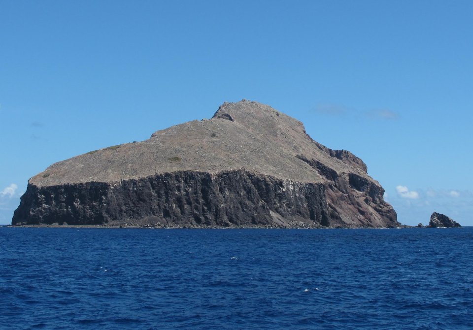 Ostrov Redonda, ještě bez vegetace, v roce 2011. Foto: Invertzoo, Wikimedia, CC BY-SA 3.0