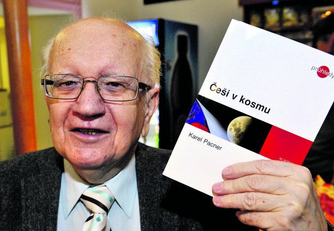 Karel Pacner v roce 2011 představil svou knihu Češi v kosmu. Foto: Michal Doležal, ČTK