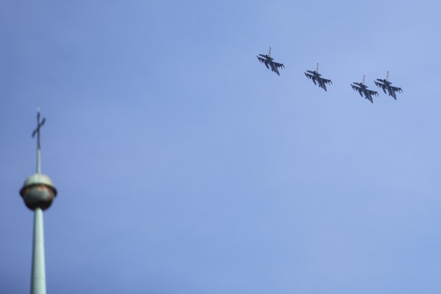 Letouny JAS-39 Gripen přelétají nad Plzní v rámci Dnů NATO v Ostravě a Dnů Vzdušných sil Armády ČR. Na snímku jsou spolu s věží katedrály sv. Bartoloměje. Foto: ČTK