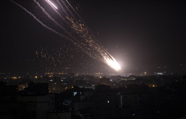 Rakety vypálené na Izrael z Pásma Gazy. Foto: ČTK, AP (Khalil Hamra)