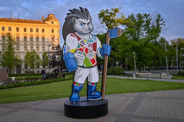 Maskot hokejového mistrovství světa ježek Spiky v centru lotyšské Rigy. Foto: Vít Šimánek, ČTK