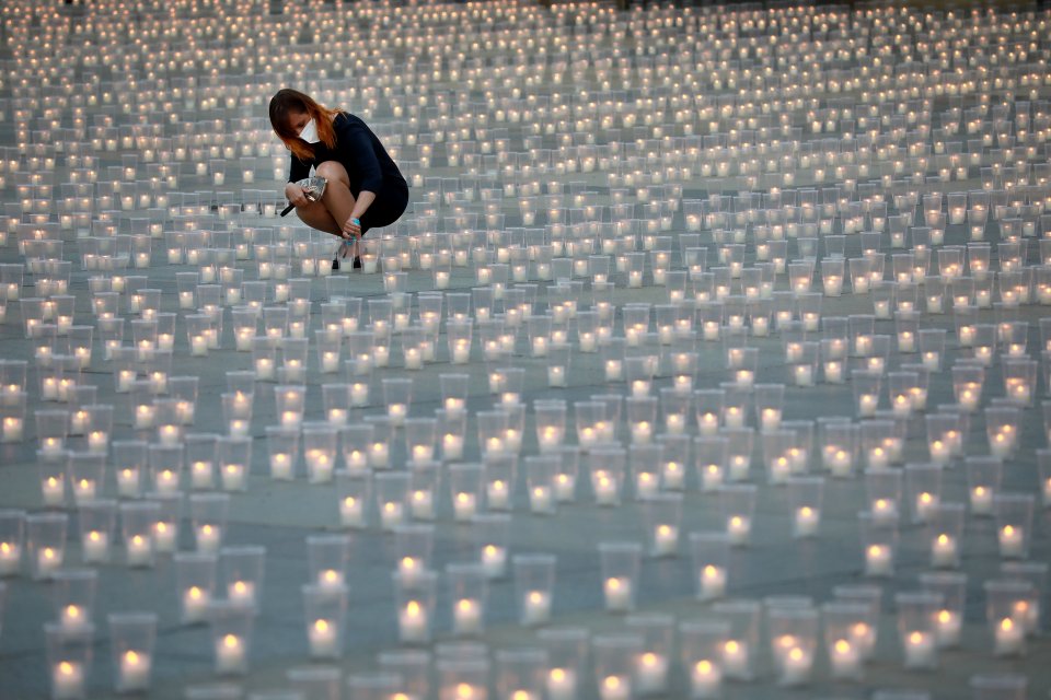 Třicet tisíc svíček zapálili zaměstnanci Hradu. Foto: Ludvík Hradilek, Deník N