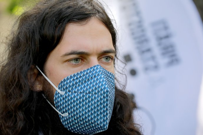 Úspěchem bude, když obě koalice složí většinu, říká na začátku sčítání poslanec Pirátů Mikuláš Ferjenčík. Foto: Ludvík Hradilek/Deník N