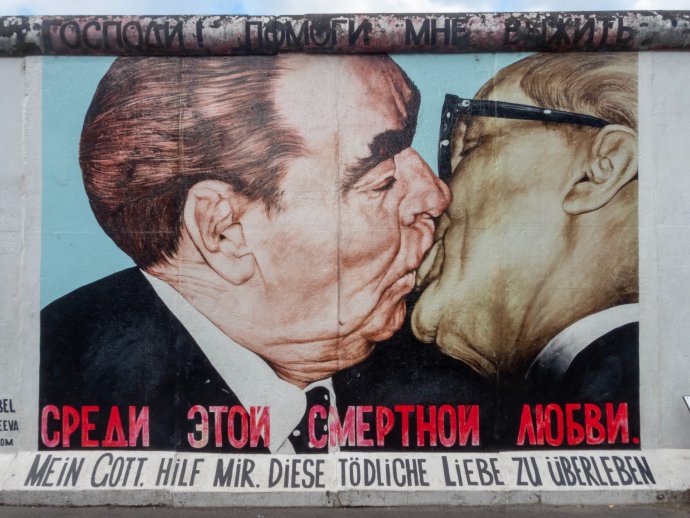 Slavný vášnivý polibek soudruhů Brežněva a Honeckera, zvěčněný na Berlínské zdi. Foto: Nick Fewings, Unsplash