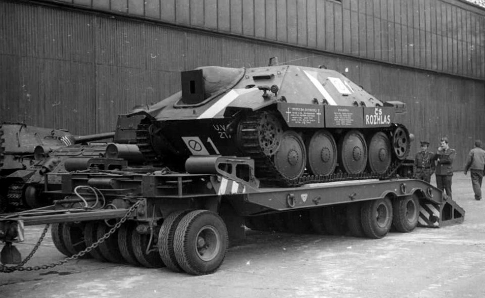 Nedokončený stíhač tanků Hetzer, zprovozněný povstalci v Praze v květnu 1945. Obrněnec byl založený na podvozku předválečného čs. tanku LT vz. 38, místo kanonu měl kulomet. Jediný dochovaný povstalecký Hetzer mají v expozici VHÚ v Lešanech. Foto: VHÚ