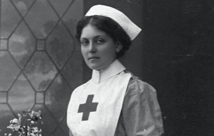 Violet Jessopová, lodní stevardka a za válek zdravotní sestra, v roce 1915. Foto: autor neznámý, public domain