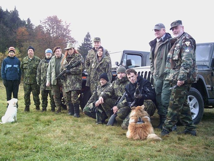 Andrea Krulišová (pátá zleva) pózuje na setkání proruské domobrany s útočnou puškou. Česká policie je stíhá na svobodě. foto: Facebook, archiv T. F.
