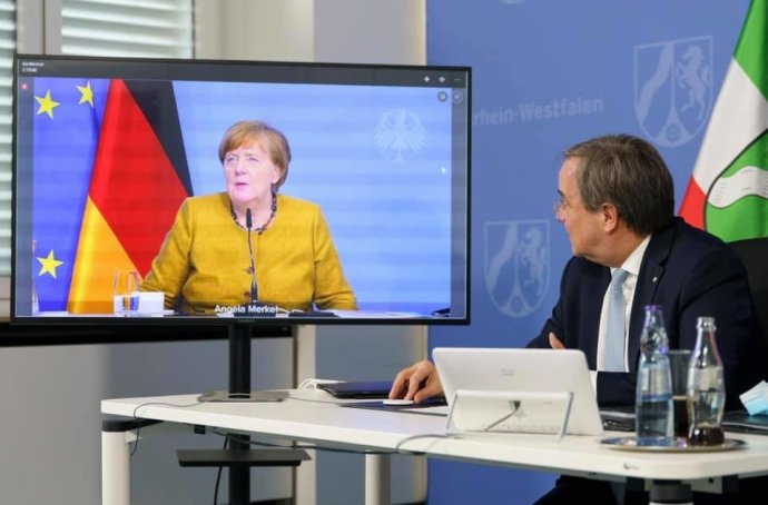 Lídr CDU a kandidát na kancléře Armin Laschet se svojí předchůdkyní kancléřkou Merkelovou ve videokonferenci ze svého premiérského úřadu v Severním Porýní-Vestfálsku. Foto: facebookový profil Armina Lascheta