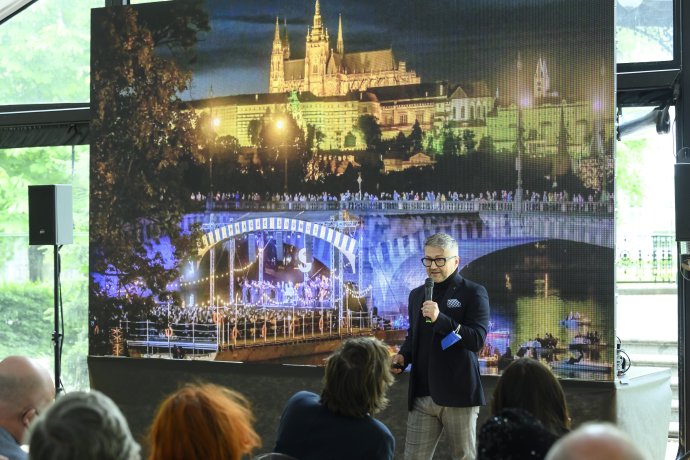 Prezident festivalu Struny podzimu Marek Vrabec ukazuje, jak bude plovoucí pódium vypadat. Foto: Petra Hajská