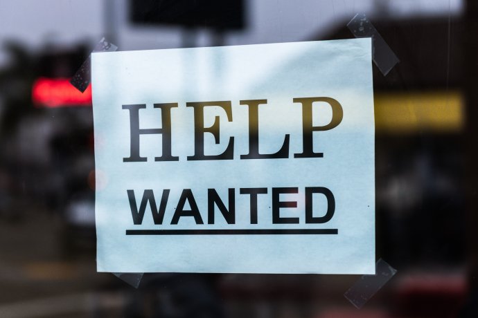 „Nabídka práce“, hlásá nápis. Ve Spojených státech vznikla paradoxní situace: firmy a podniky hlásí nedostatek lidí, nezaměstnanost přitom vzrostla a pracovní místa přibývají o 75 procent pomaleji, než se očekávalo. Foto: Tim Mossholder, Unsplash