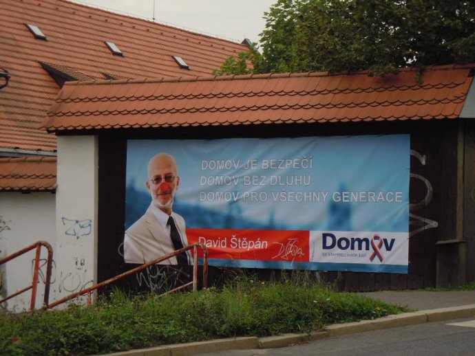 Předseda strany Domov a bývalý mluvčí Jany Bobošíkové David Štěpán na billboardu před komunálními volbami v roce 2014. Zdroj Facebooková stránka strany Domov
