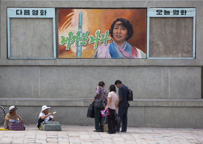 Na začátku dubna Kim Čongun prohlásil, že země čelí „dosud nejhorší situaci“ a „četným bezprecedentním výzvám“. A na sjezdu Korejské strany práce vzkázal Severokorejcům, ať se připraví na těžké časy, a vyzval kádry, aby „vykonaly další, ještě těžší Namáhavý pochod, ať našemu lidu uleví v jeho těžkostech“. Foto: Hans Lucas Pictures via Reuters