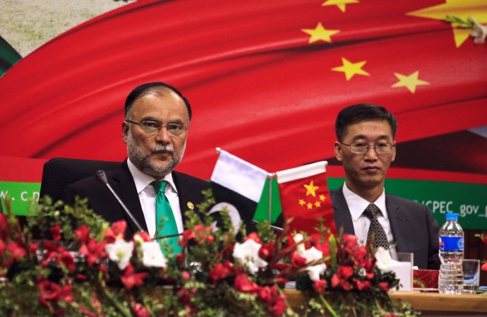 Na papíře byl Čínsko-pákistánský hospodářský koridor (CPEC) zářnou ukázkou toho, čemu Peking říká win-win spolupráce. Skutečnost? Železo není „do každého počasí“; ve vlhku rezne. Na snímku z prosince 2017 tehdejší pákistánský ministr plánování a rozvoje a čínský velvyslanec v Islámábádu. Foto: Faisal Mahmúd, Reuters