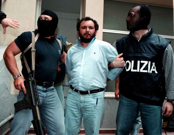 Italský mafián Giovani Brusca, který se přiznal k vraždě prokurátora Giovanniho Falconeho v roce 1992. V roce 1996 byl dopaden a za tuto a další vraždy byl odsouzen k desítkám let vězení i na doživotí. Po spolupráci s policií mu byl trest snížen na 26 let a 31. května 2021 byl propuštěn na svobodu se čtyřletou podmínkou. Fotografie je z 21. 5. 2021. Foto: Reuters