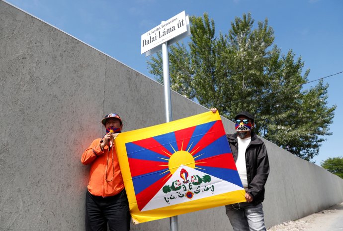 Aktivisté drží tibetskou vlajku pod cedulí s názvem Dalajlamova ulice (Budapešť, 2. června 2021). Foto: Bernadett Szabová, Reuters