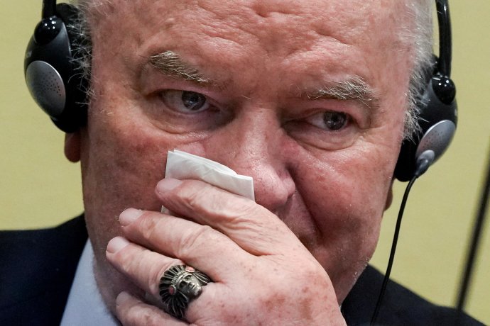 Někdejší vojenský lídr bosenských Srbů Ratko Mladić při vynesení rozsudku ve věci jeho odvolání proti trestu za masakry při válce Bosně a Hercegovině. Tribunál, nyní už zvaný „Mezinárodní zbytkový mechanismus kriminálních tribunálů OSN“ (UN International Residual Mechanism for Criminal Tribunals, IRMCT) v nizozemském Haagu potvrdil předchozí rozsudek uznání viny v 10 z 11 bodů obžaloby a trest doživotního vězení. Mladić tak pravomocně patří mezi válečné zločince. 8. června 2021. Foto: Peter Dejong, pool via Reuters