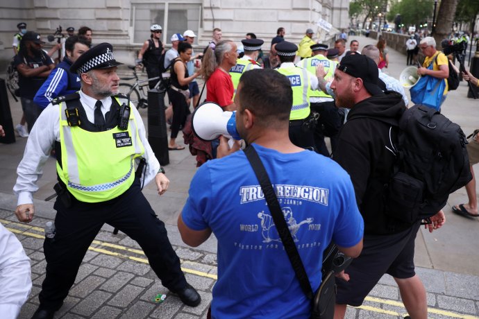 Z londýnského protestu odpůrců lockdownu a vakcín proti covidu-19. 14. 6. 2021. Foto: Henry Nicholls, Reuters