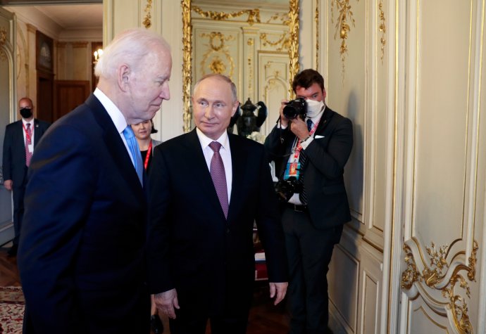 Teď už snad Rusku nic slibovat nebudeme, ale stále ještě mu přisuzujeme větší váhu, než ve skutečnosti má (Biden a Putin na setkání v Ženevě). Foto: Reuters