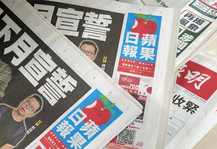 Z dnešního otevřeného dopisu Apple Daily čtenářům: „Dnes nám Hongkong připadá cizí, neznámé místo. Místo, které nám vyráží dech. Je to pocit bezmoci: jsme bezmocní zastavit režim, aby svévolně uplatňoval svou moc.“ Foto: Tyrone Siu, Reuters
