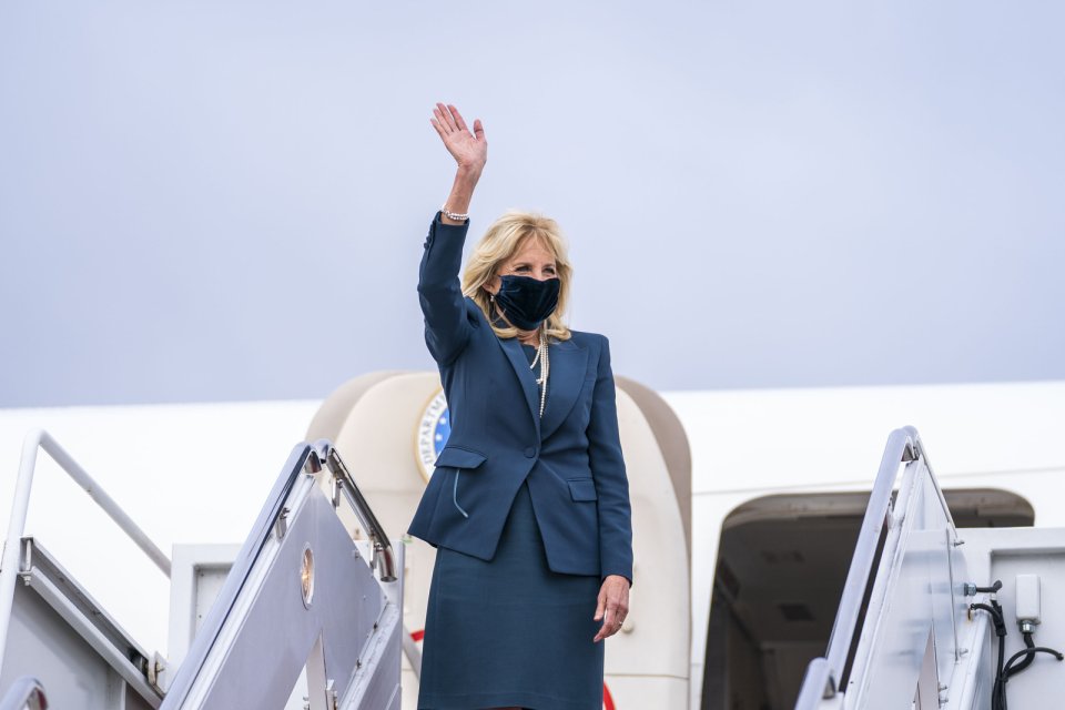 Spolu se svým mužem přiletěla na první oficiální zahraniční návštěvu Evropy i první dáma USA Jill Bidenová. Foto: Cameron Smith, Bílý dům