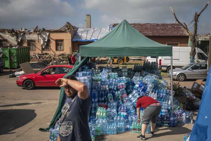 Lidé jsou nejvíce ochotni pomoci, když přijde přírodní katastrofa nebo vypukne válka. Foto: Gabriel Kuchta, Deník N