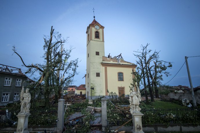 Kostel, kterému tornádo vzalo střechu. Foto: Gabriel Kuchta, Deník N