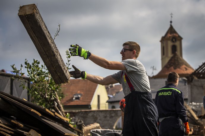 Chtěla ministryně Dostálová krátit pomoc lidem v postižených obcích o dary, které mezi sebou vybrali lidé? Foto: Gabriel Kuchta, Deník N