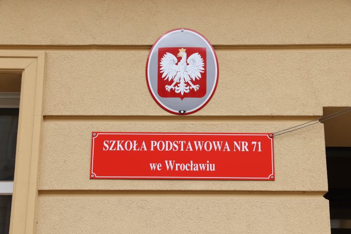 Cedule základní školy ve Wroclawi, jedné z 13 500 ZŠ v Polsku. Foto: Tupungato, Adobe Stock