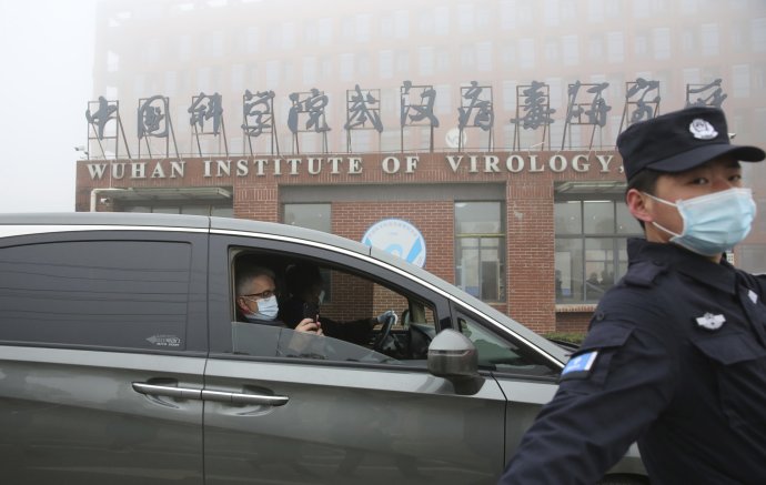 Auto s inspektory WHO před Wuchanským virologickým institutem. Jsou tam tak trochu v mlze. Foto: ČTK/AP